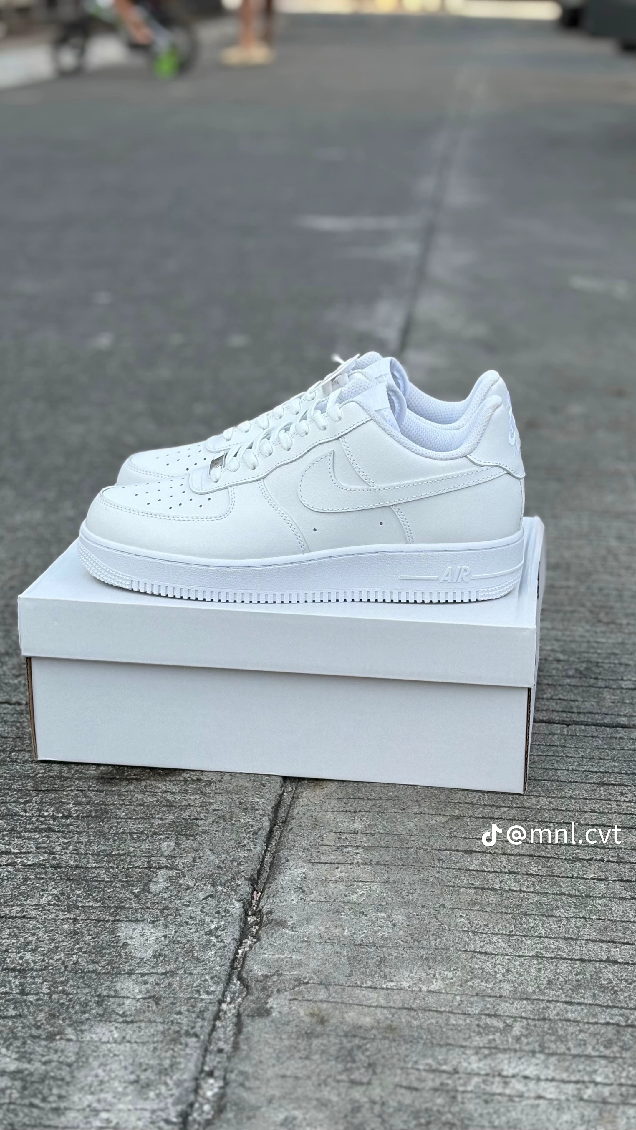 Classic All-White Casual Sneakers – Premium Streetwear Shoes thumbnail 4