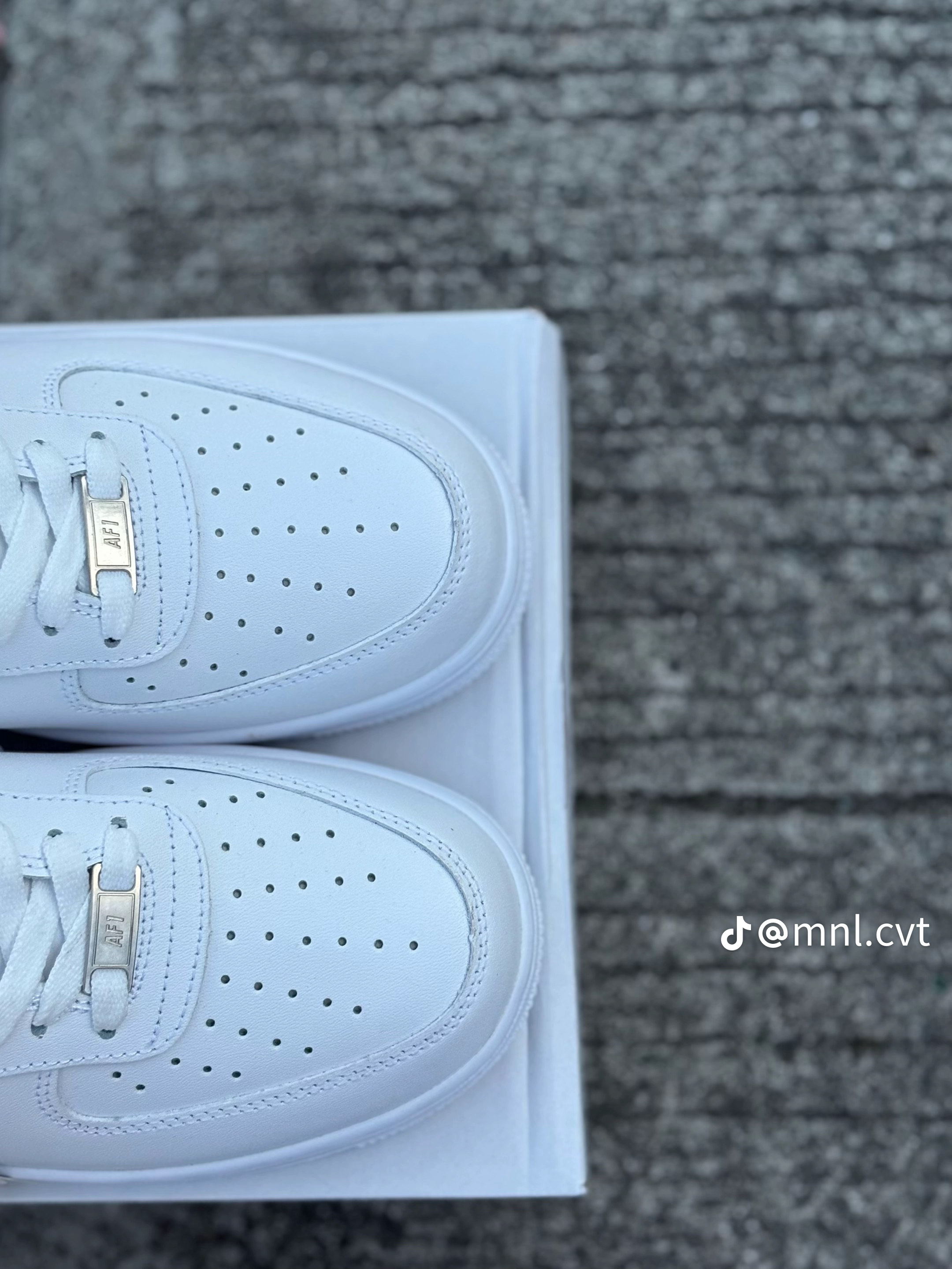 Classic All-White Casual Sneakers – Premium Streetwear Shoes thumbnail 3