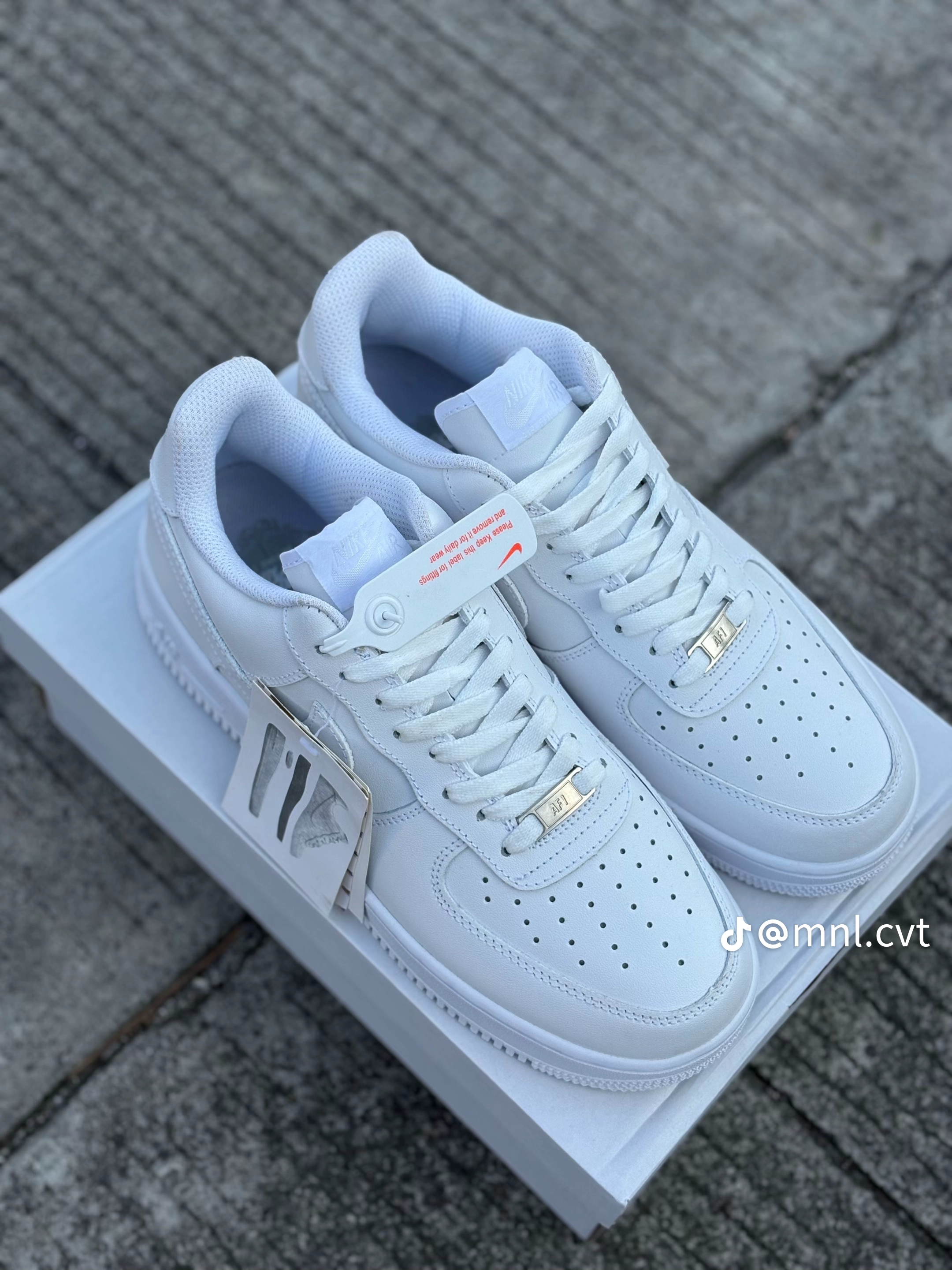 Classic All-White Casual Sneakers – Premium Streetwear Shoes thumbnail 2