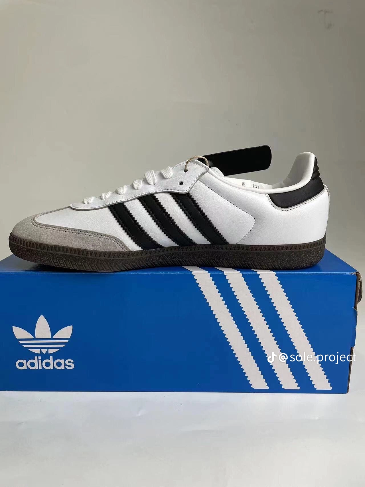 Classic White & Black Sneakers – Premium Casual Shoes thumbnail 3
