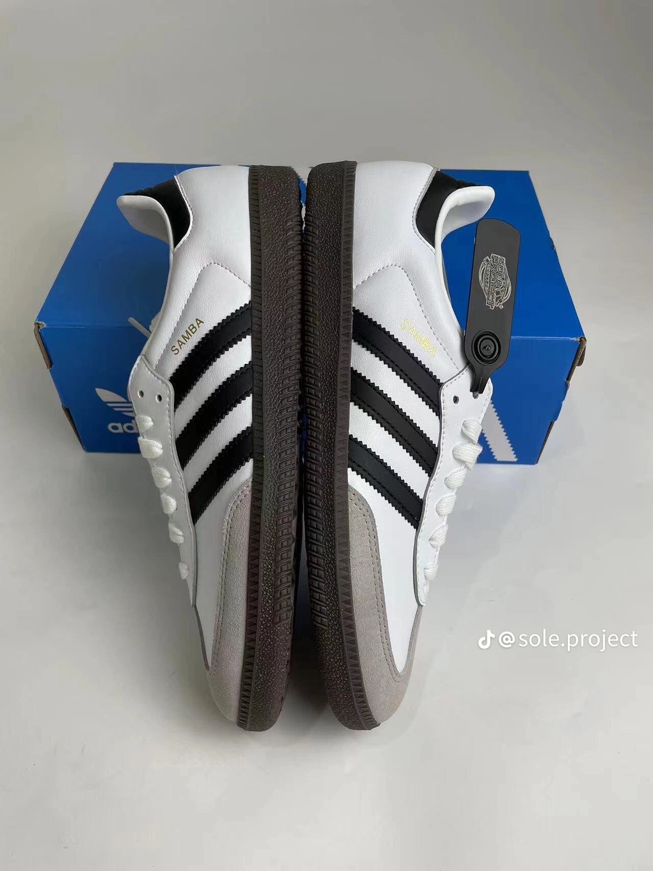 Classic White & Black Sneakers – Premium Casual Shoes thumbnail 2